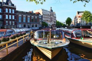 Amsterdam: Deniz yolculuklarını durdurduktan sonra belediye binası nehirlerin yarısını yasaklayacak