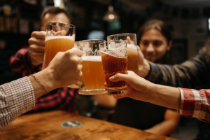 Heineken İngiltere'deki barları yeniden açmak için yatırım yapıyor