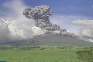 Filipinler'de yanardağ patladı