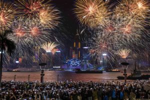 Hong Kong'daki Victoria Körfezi'nde şimdiye kadar düzenlenen en büyük havai fişek gösterisi