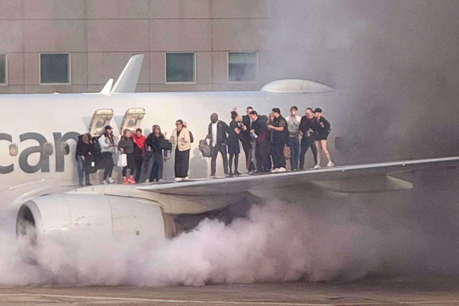 Denver'da acil bir inişten sonra bir Boeing yanar