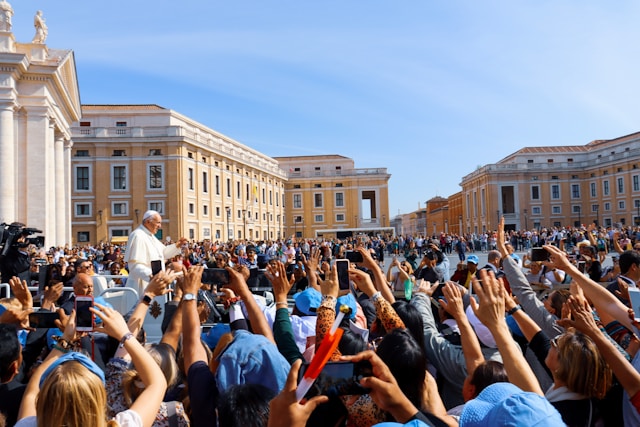 Cenaze ve yeni Papa'nın seçimi arasında Roma, anın hedefidir
