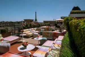 Peninsula Paris'in çatısında altın saat