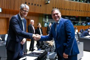 Hava yolcularının haklarını azaltmayı öneren bu bakanlar