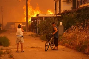 Türkiye: Izmir'de devasa ateş - Havaalanı kapatıldı