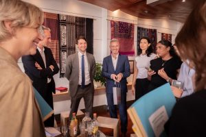 Seyahat Acentesi'ndeki bir bakan, seyahat planlarını tartışmak için