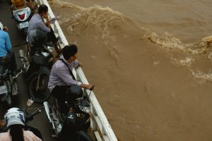Pekin'de Taşkın: 30 Ölü ve 80.000 Tahliye