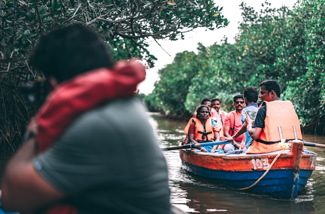 Taşkınlardan sonra çamur akışı ile harap edilen bir Hint köyü