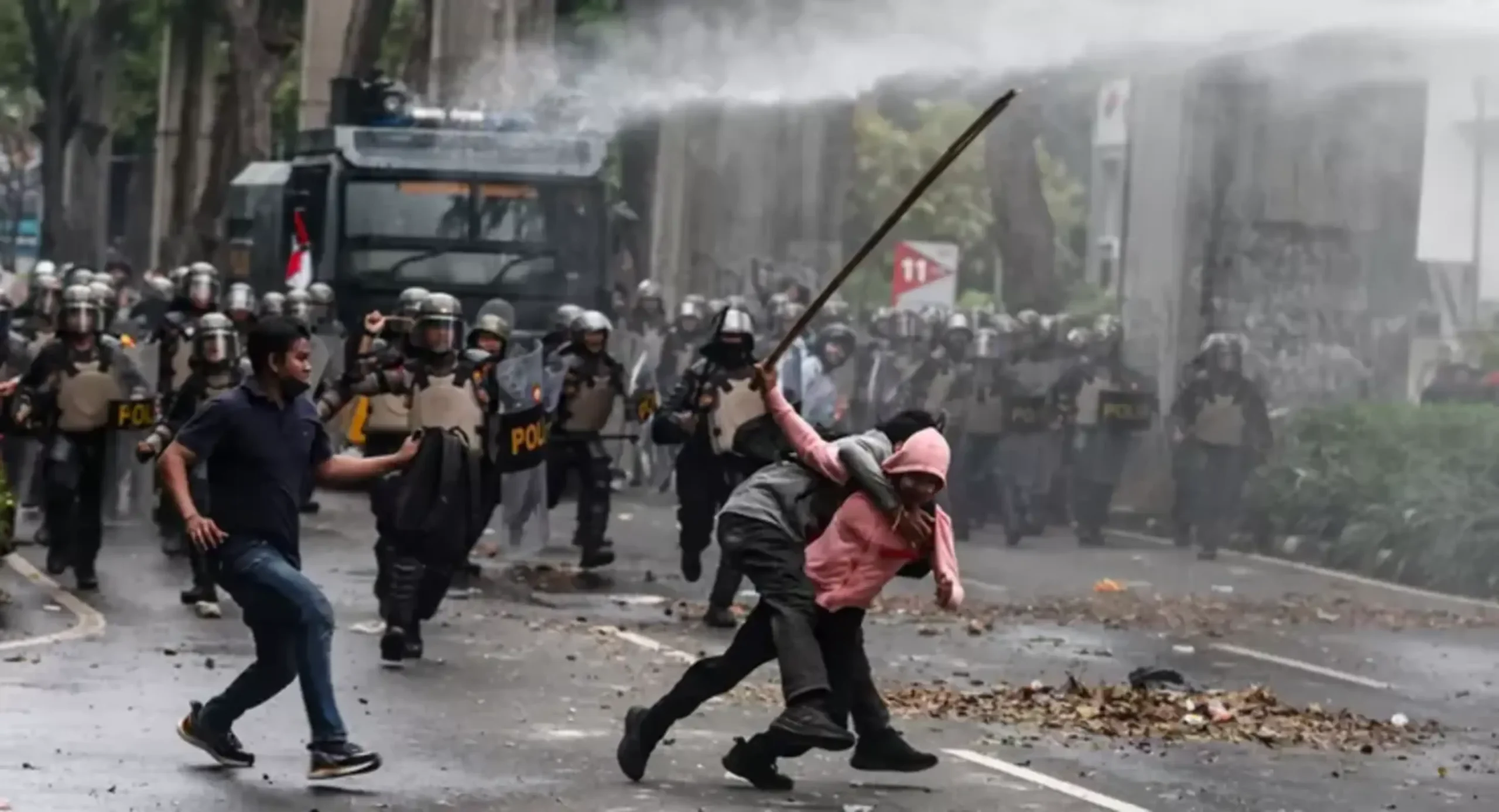 Endonezya'daki gösteriler sırasında birkaç ölü