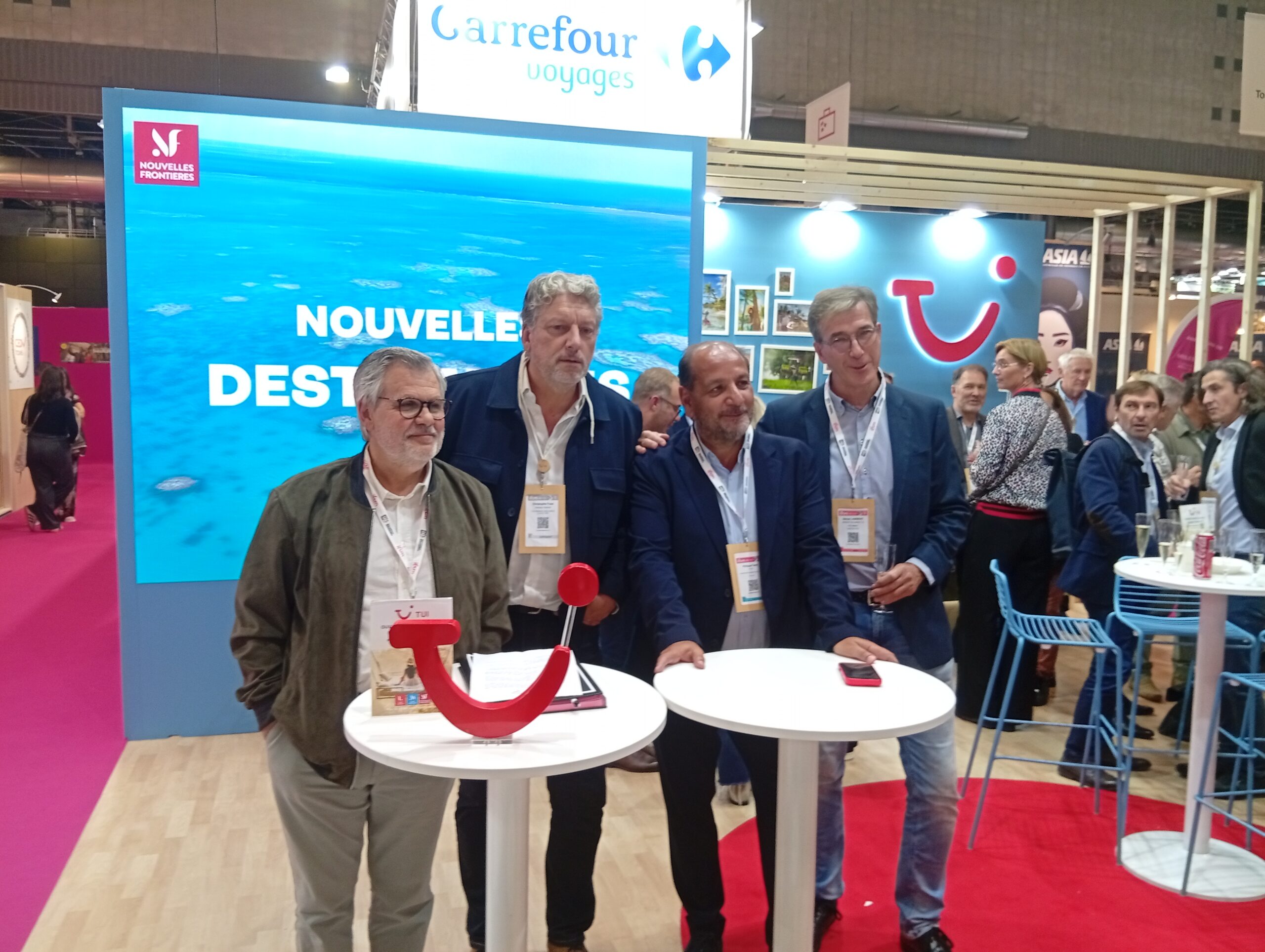 Jancarthier Palomino'yu ele geçirir ve Tui France ile birlikte