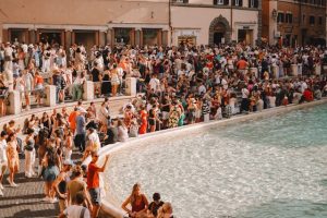 Roma: Trevi Çeşmesi için 2€. Madeni paralar ve kredi kartları kabul edilir!