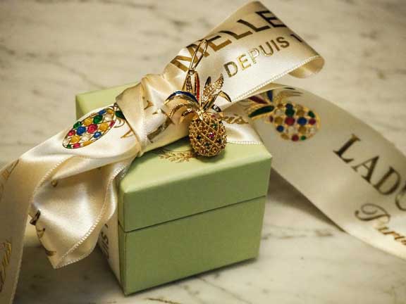 Elmaslar ve Makaronlar: Mellerio ve Ladurée, Anneler Günü'nde Marie-Antoinette'i canlandırıyor