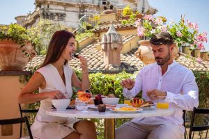 Roma: La Dolce Vita, 9Hotel Cesàri'de başlıyor