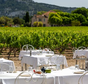 Les Belles Cassis'te deniz ve üzüm bağları arasındaki ailelere hitap ediyor