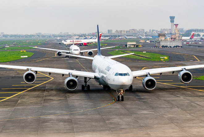 © AirTeamImages.com, Lufthansa'nın Airbus A340-600'ü Startbahn'da, Air India'nın Hintergrund Flugzeuge'sinde uçuyor.